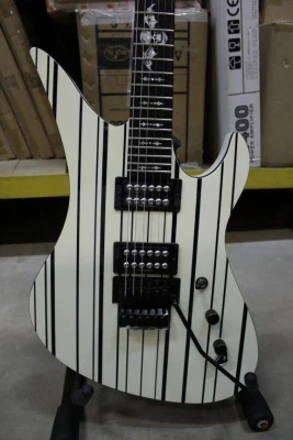 Schecter SYNYSTER CUSTOM WHT/BLK электрогитара