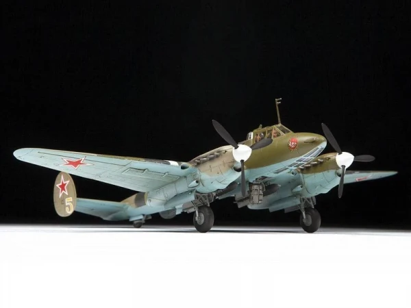 Сборная модель ZVEZDA Советский пикирующия бомбардировщик Пе-2, 1/72
