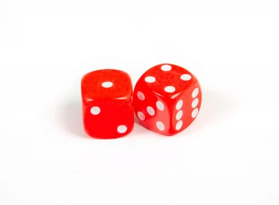 Набор из 2 кубиков D6, 10 мм, красный с белыми точками в блистере