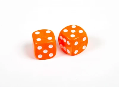 Набор из 2 кубиков D6, 10 мм, оранжевый с белыми точками в блистере