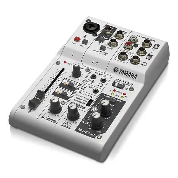 YAMAHA AG03 микшерный пульт, 1 мик./лин. вх, 1 стер, 1 AUX, D-PRE предусилители